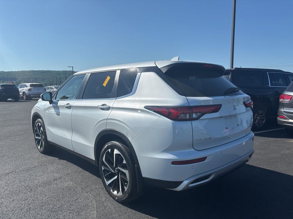 Used 2024 Mitsubishi Outlander AWD image 5