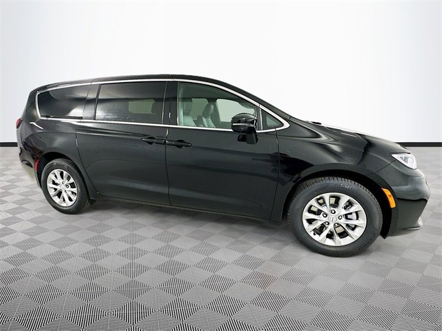 New 2026 Chrysler Pacifica Select image 3