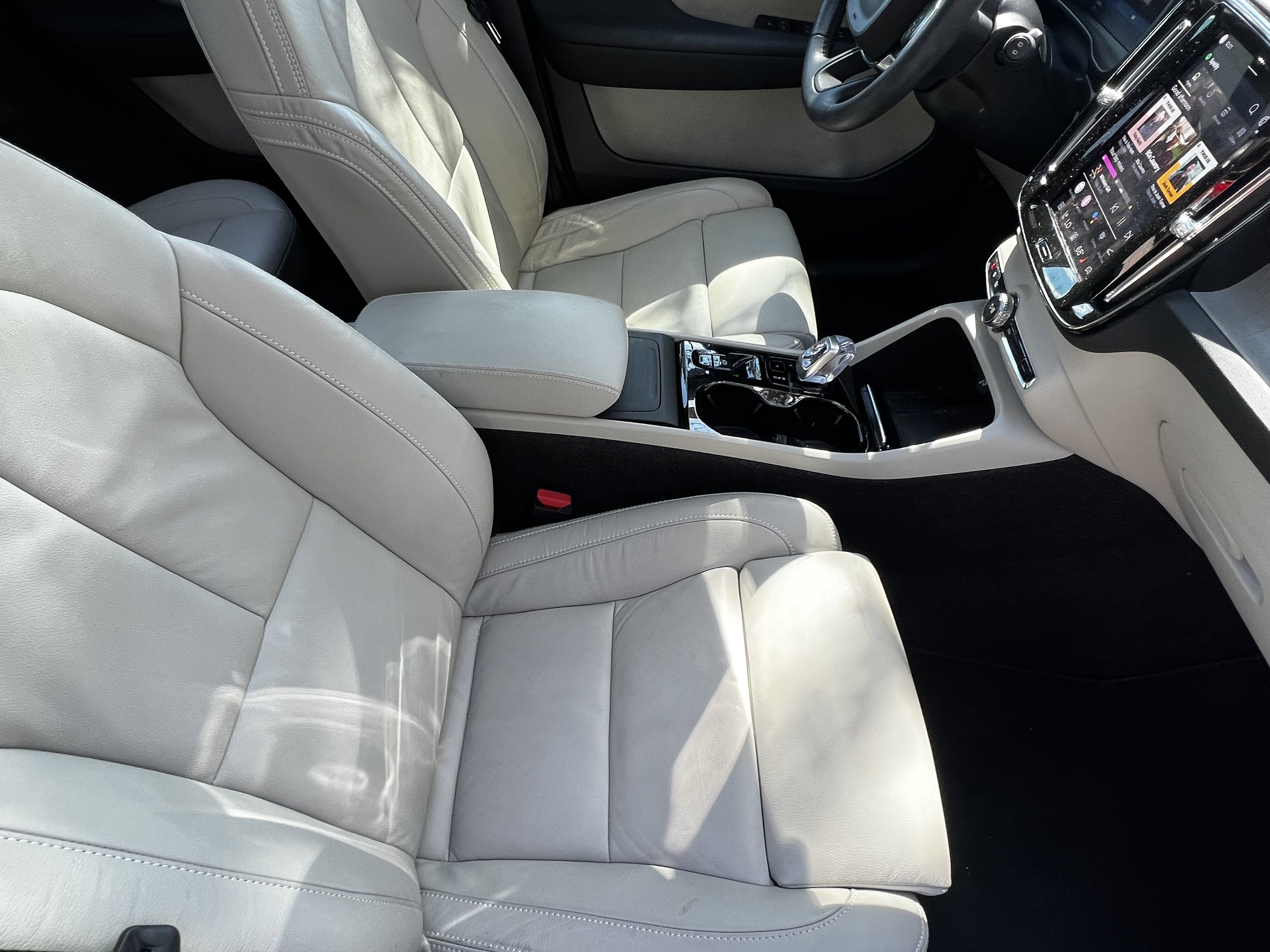 Used 2023 Volvo XC40 B5 Plus image 42