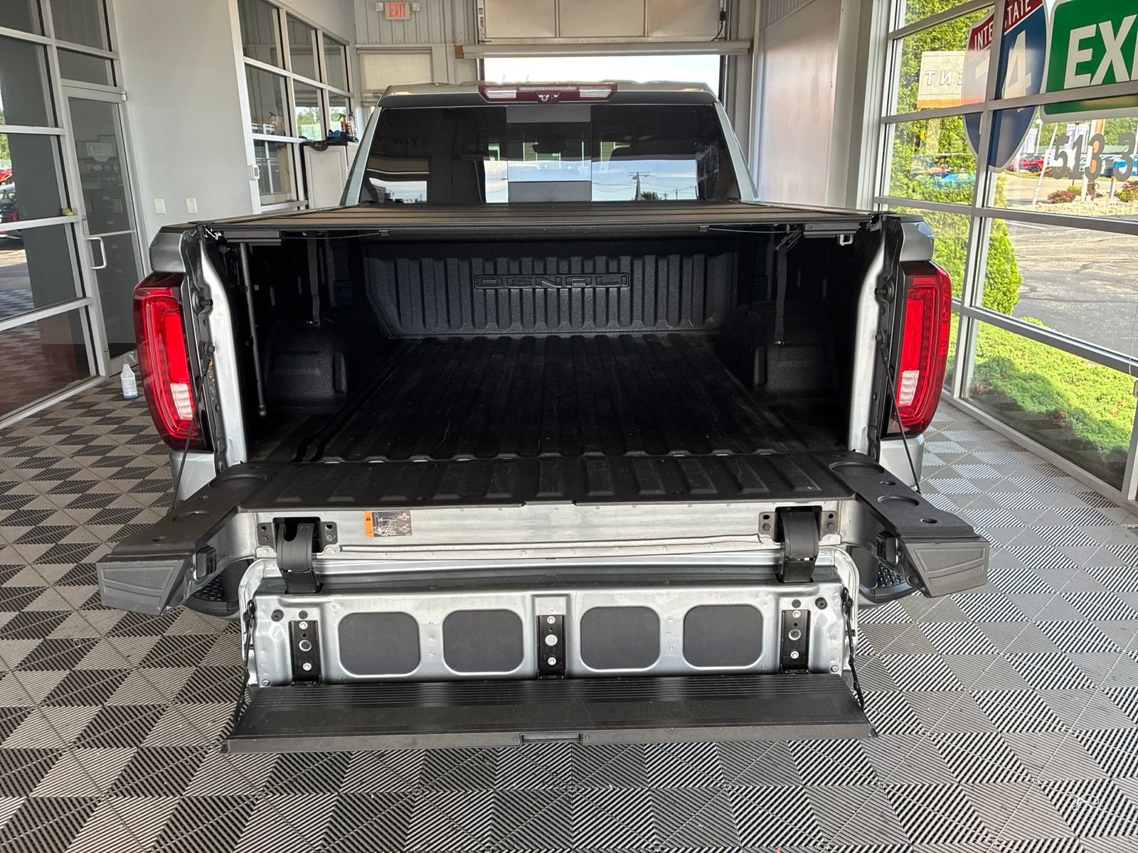 Used 2023 GMC Sierra 1500 Denali w/ Denali Reserve Package AWD/4WD image 10