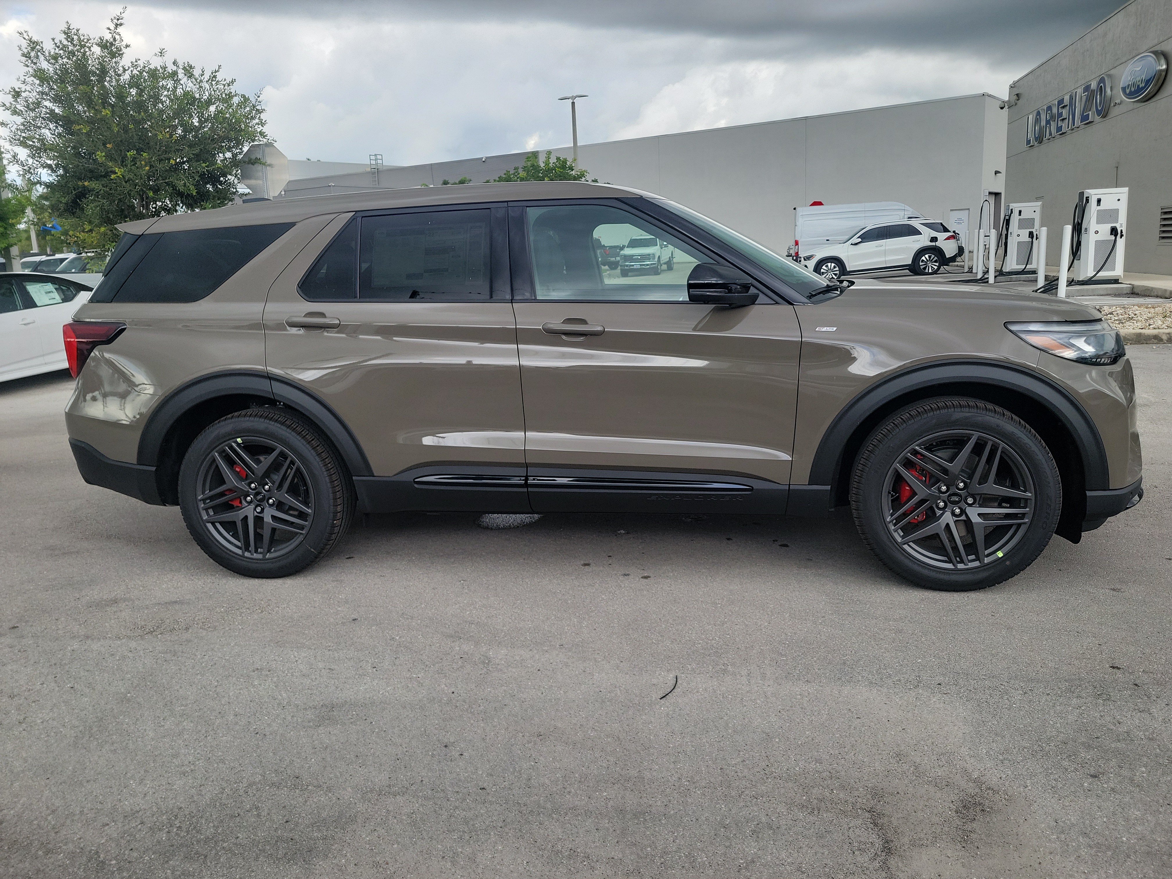 New 2027 Ford Explorer ST-Line w/ Premium Package RWD image 4
