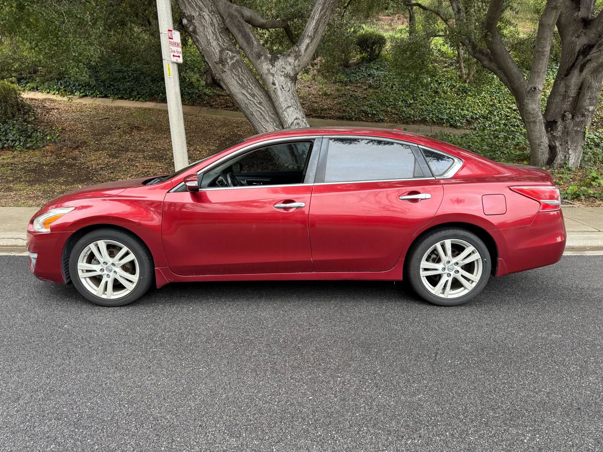Used 2013 Nissan Altima 3.5 SV FWD image 2