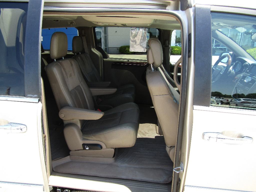 Used 2014 Chrysler Town & Country Limited w/ Luxury Group image 5