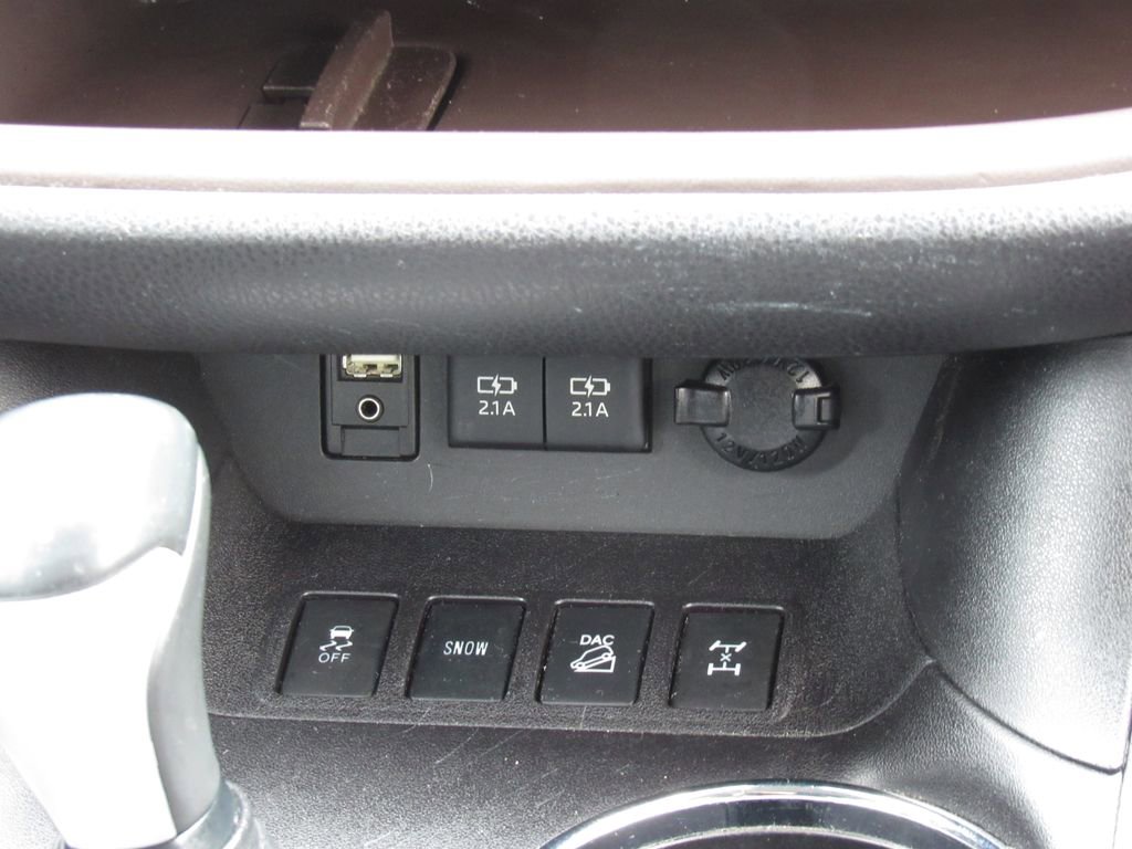 Used 2017 Toyota Highlander XLE AWD/4WD image 32