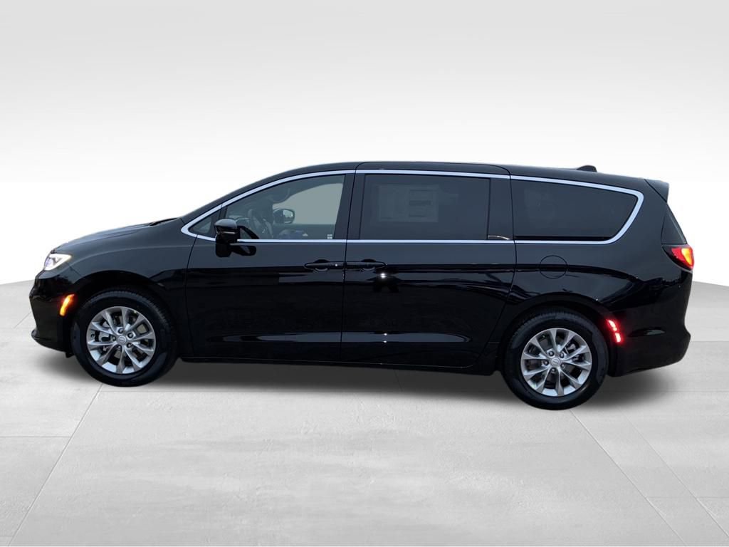 New 2026 Chrysler Pacifica Limited w/ Trailer Tow Group image 2