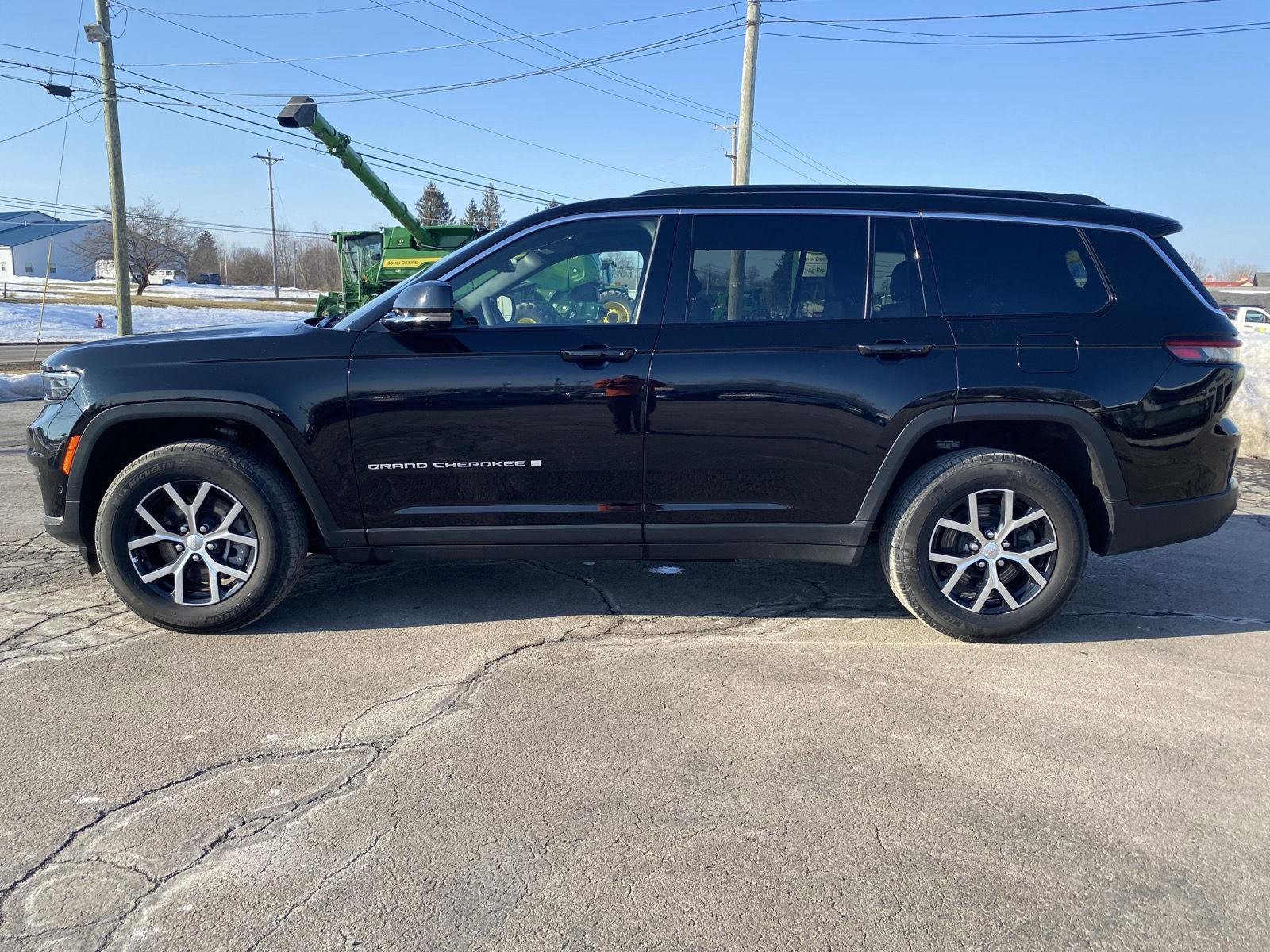 Used 2024 Jeep Grand Cherokee L Limited w/ Luxury Tech Group II image 2