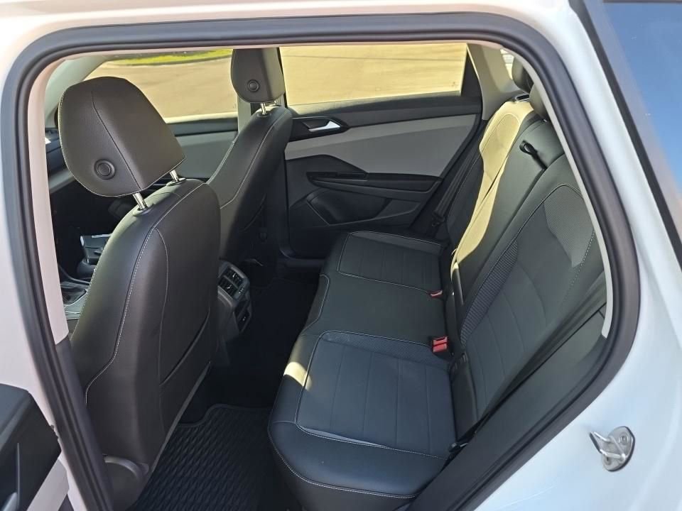 Used 2023 Volkswagen Taos SE w/ Black Wheel Package image 27