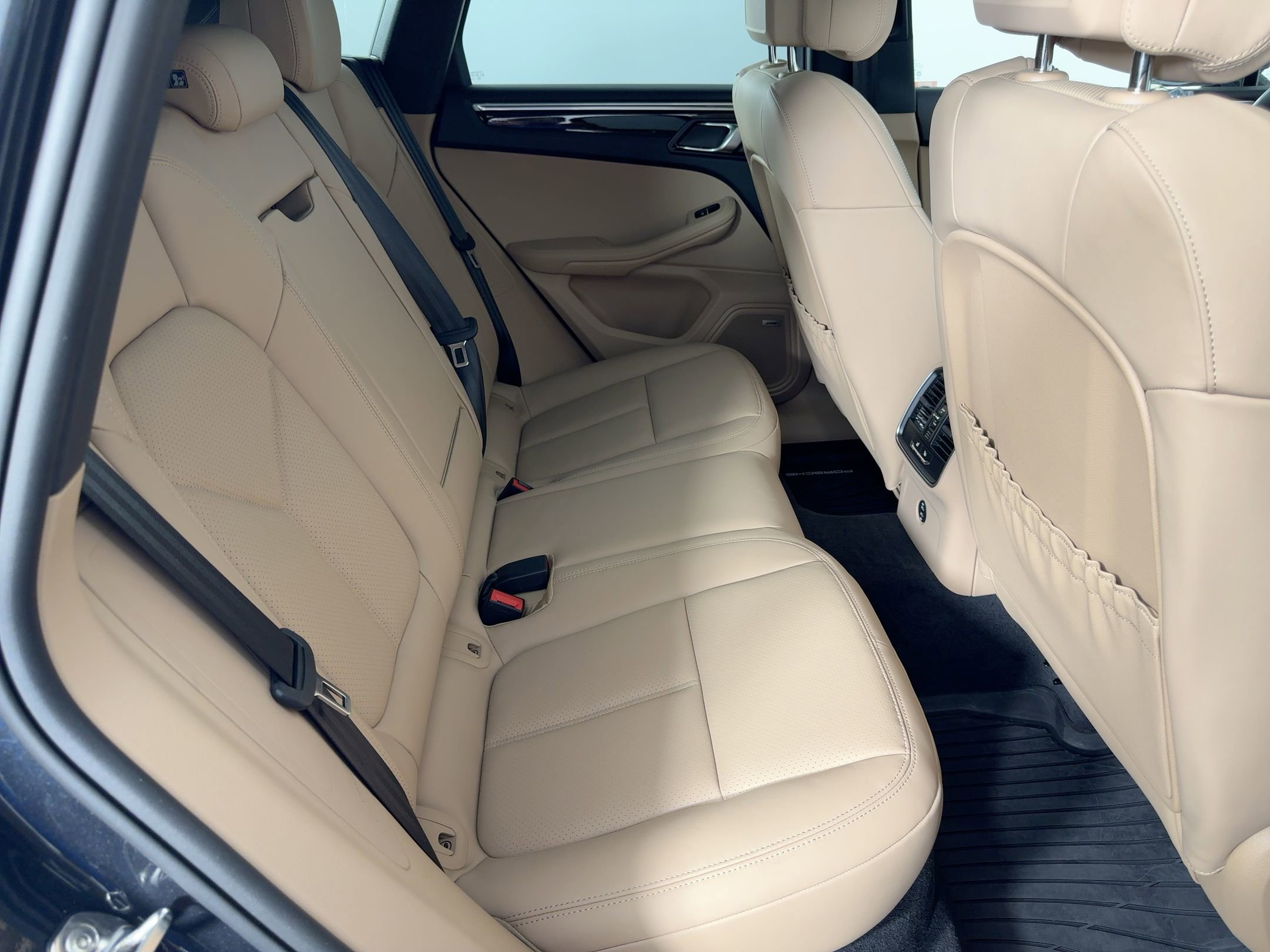 Certified 2025 Porsche Macan image 28