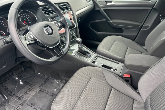 Used 2017 Volkswagen e-Golf SE w/ DC Fast Charging Package FWD image 11