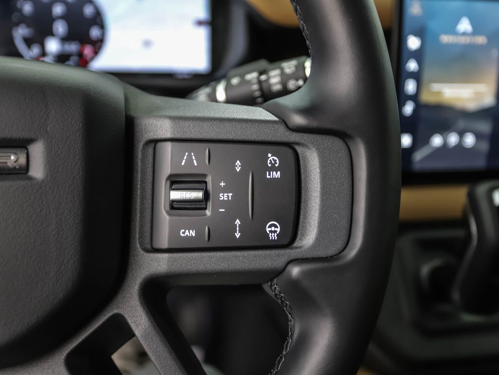 Used 2025 Land Rover Defender 110 X-Dynamic SE image 13