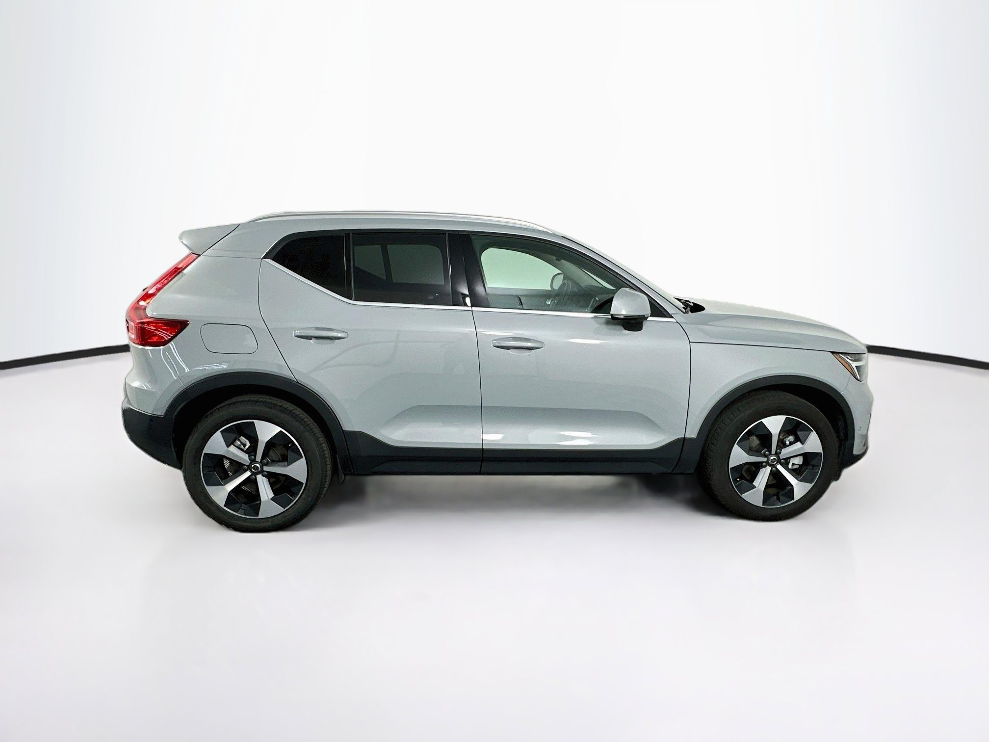 Used 2025 Volvo XC40 B5 Plus AWD/4WD image 10
