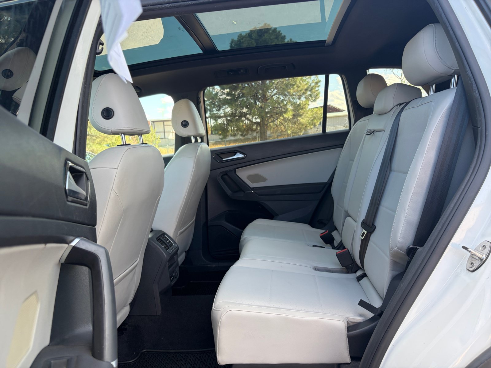 Used 2018 Volkswagen Tiguan SEL w/ R-Line Package AWD/4WD image 31