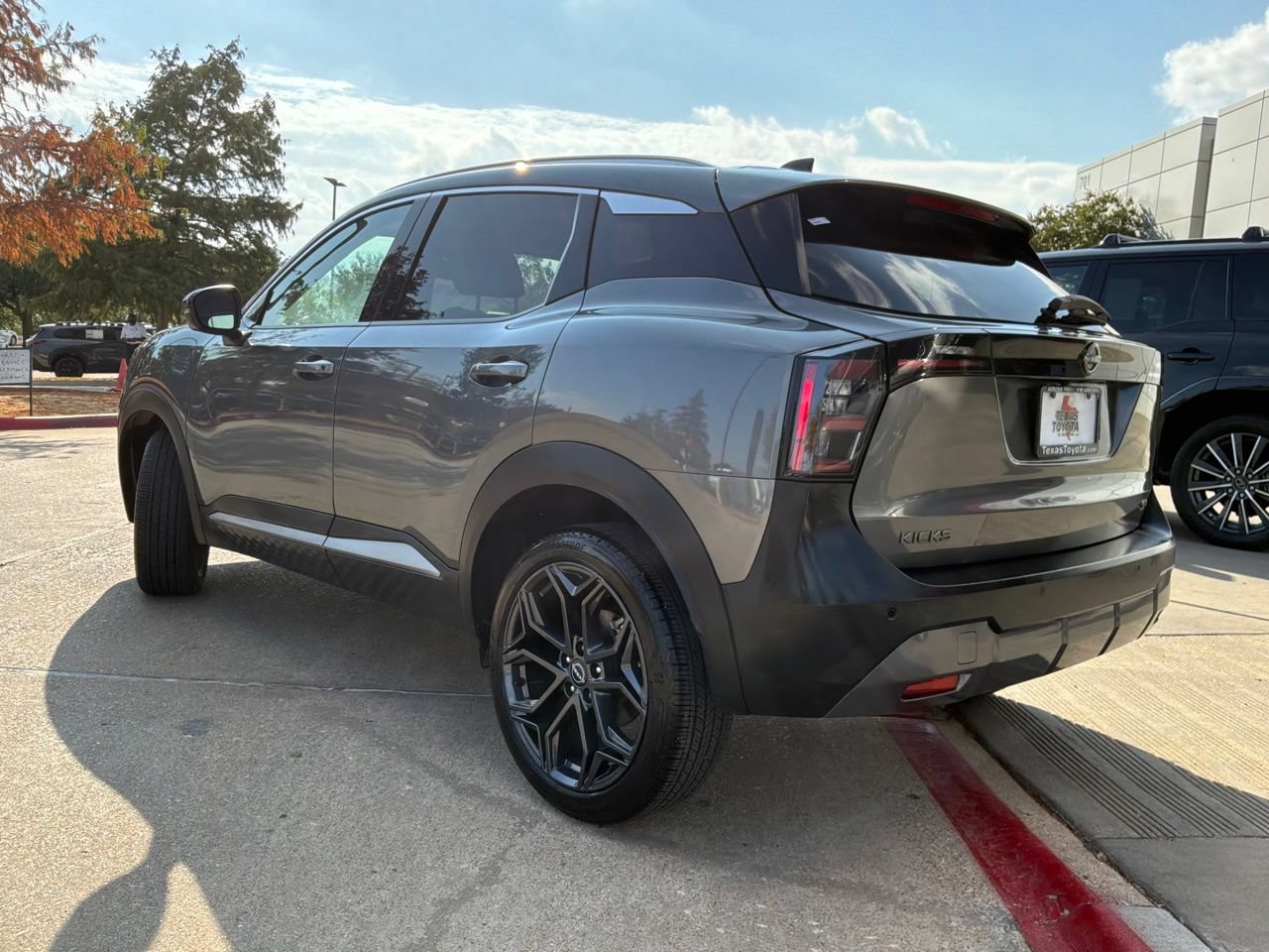 Used 2026 Nissan Kicks SR FWD image 8