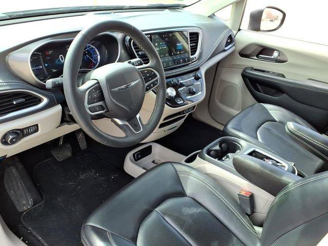 Used 2023 Chrysler Pacifica Touring-L image 15