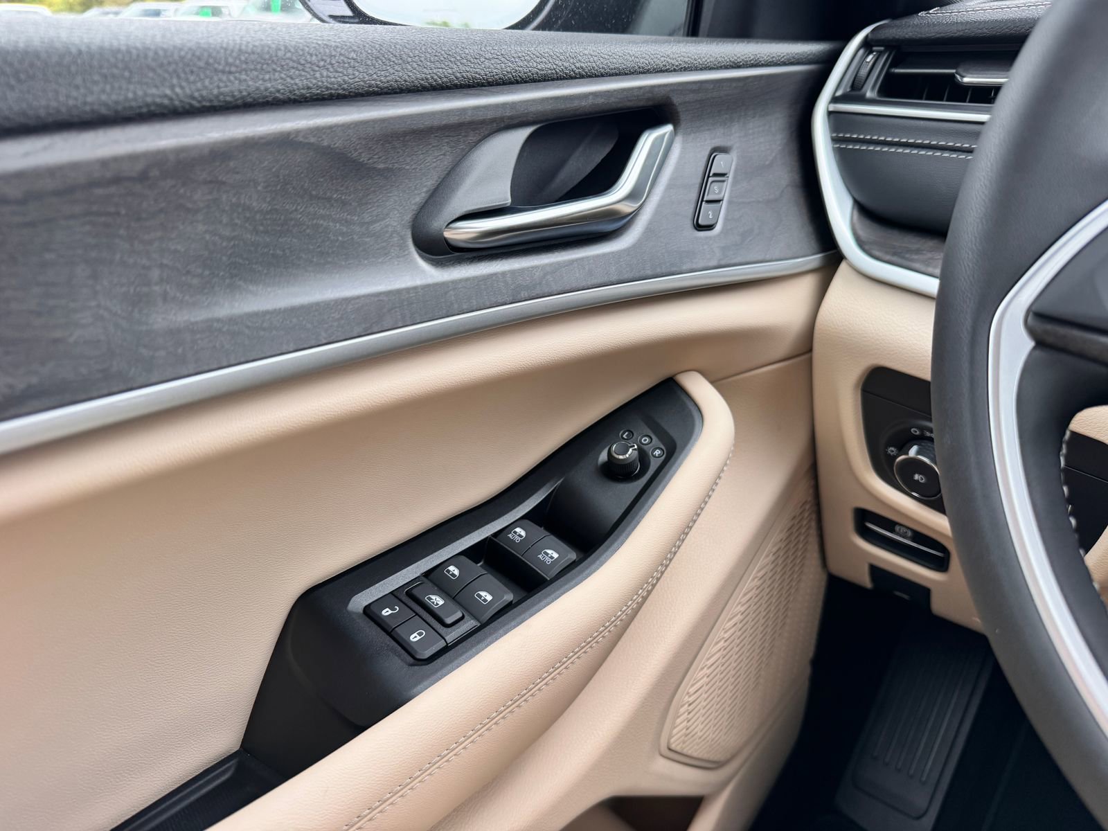 New 2025 Jeep Grand Cherokee Limited w/ Luxury Tech Group II image 13