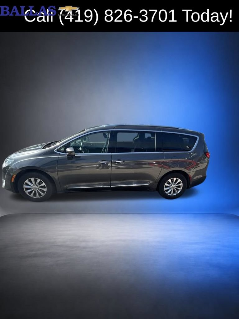 Used 2019 Chrysler Pacifica Touring-L FWD image 3