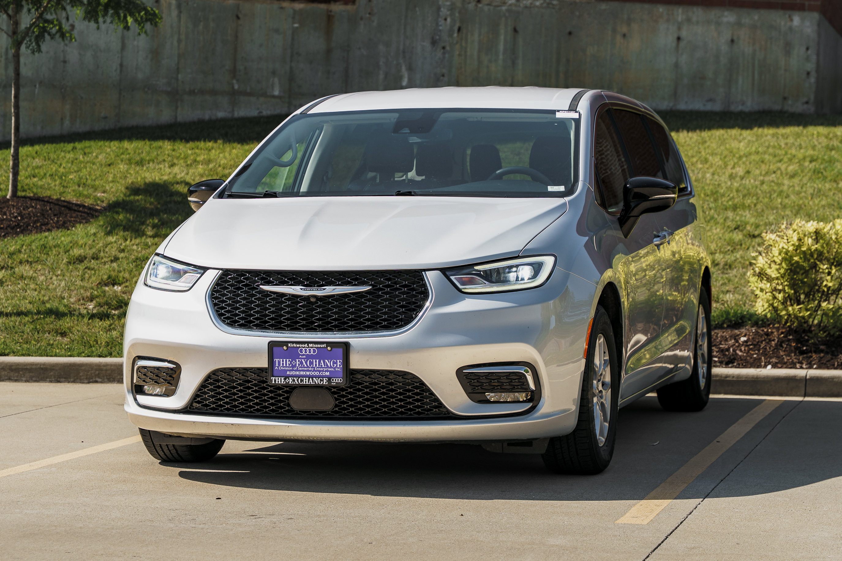 Used 2024 Chrysler Pacifica Touring-L FWD image 7