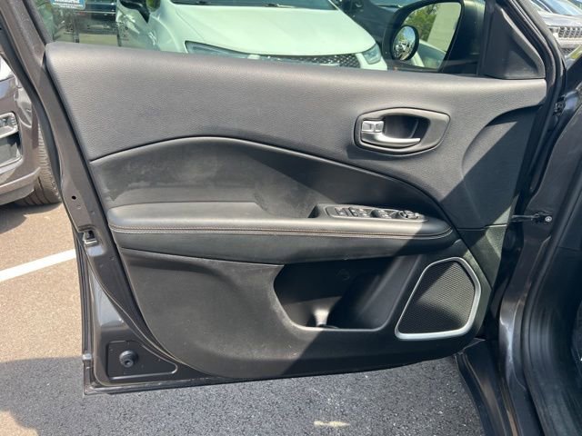 Used 2017 Jeep Compass Latitude w/ Popular Equipment Group FWD image 4