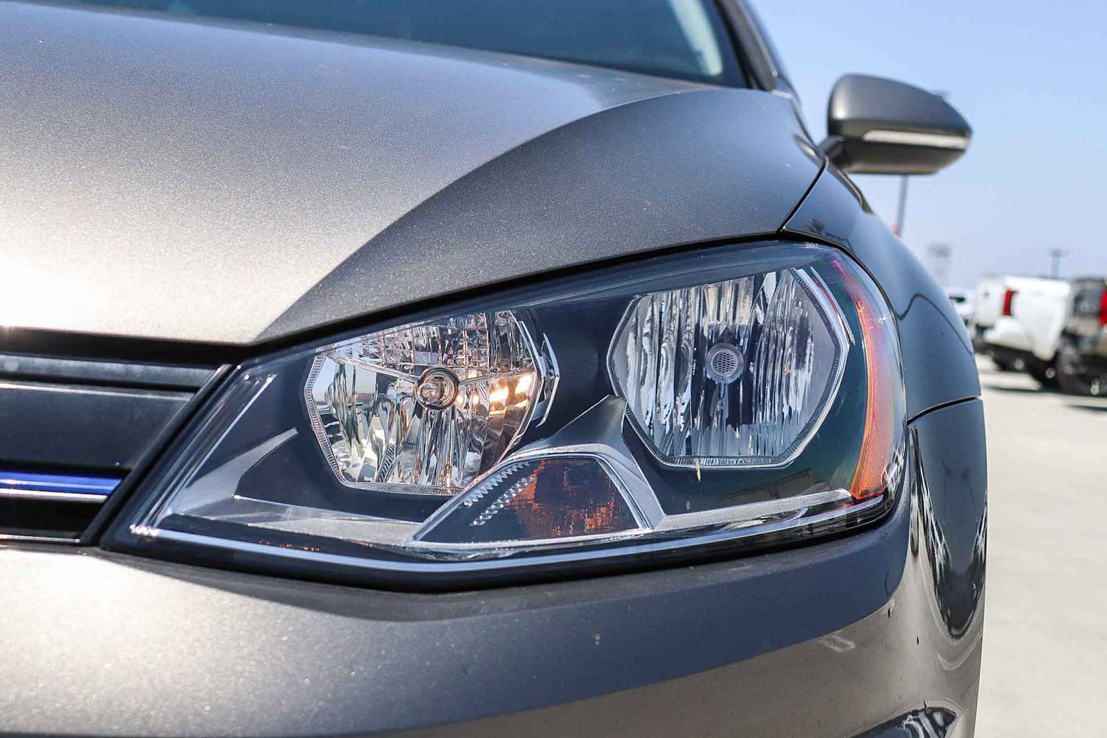 Used 2016 Volkswagen e-Golf SE w/ DC Fast Charging Package FWD image 7