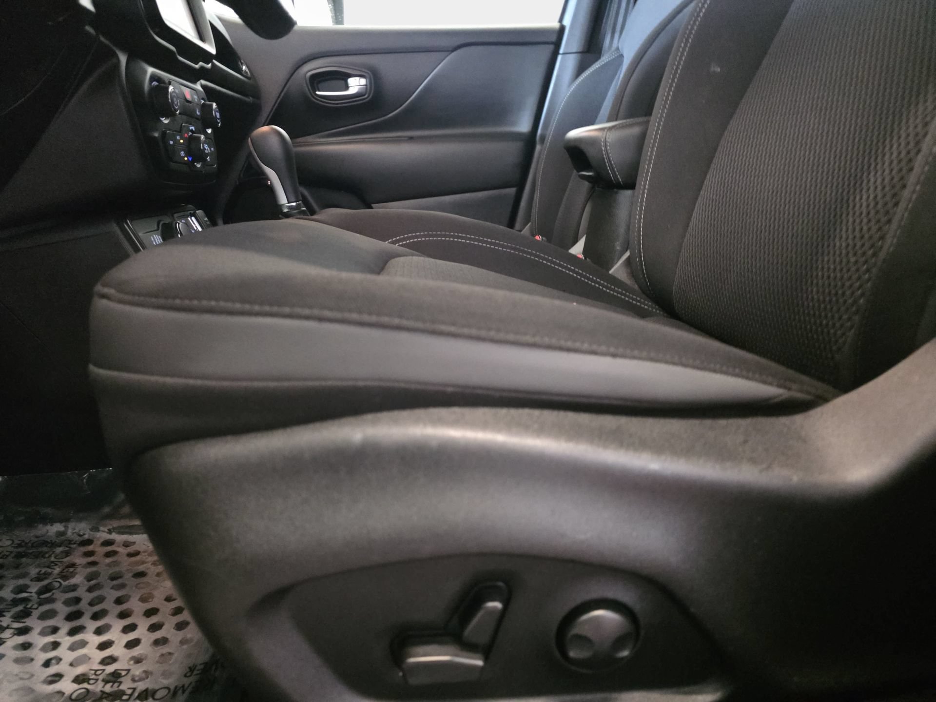 Used 2022 Jeep Renegade Altitude w/ Convenience Group AWD/4WD image 27