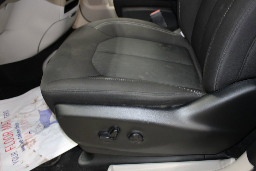 Used 2023 Chrysler Voyager LX FWD image 13