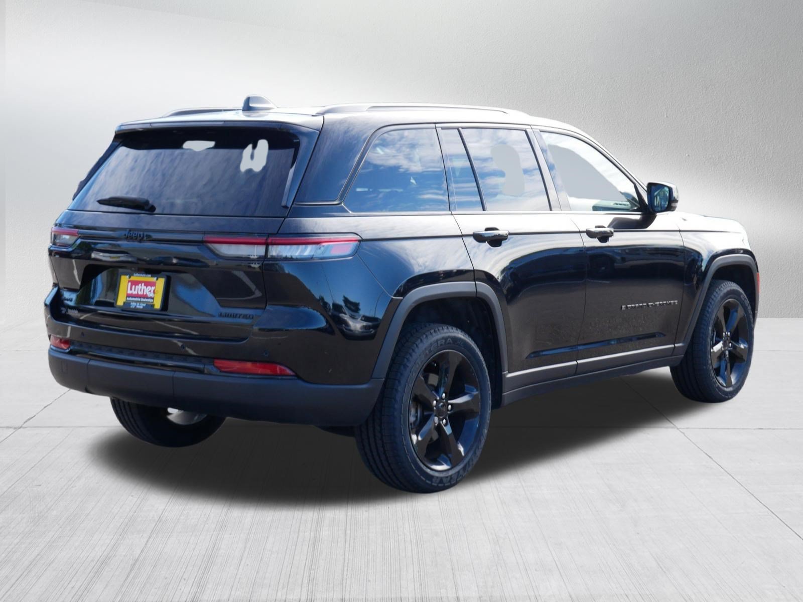 Used 2023 Jeep Grand Cherokee Limited w/ Black Appearance Package AWD/4WD image 7