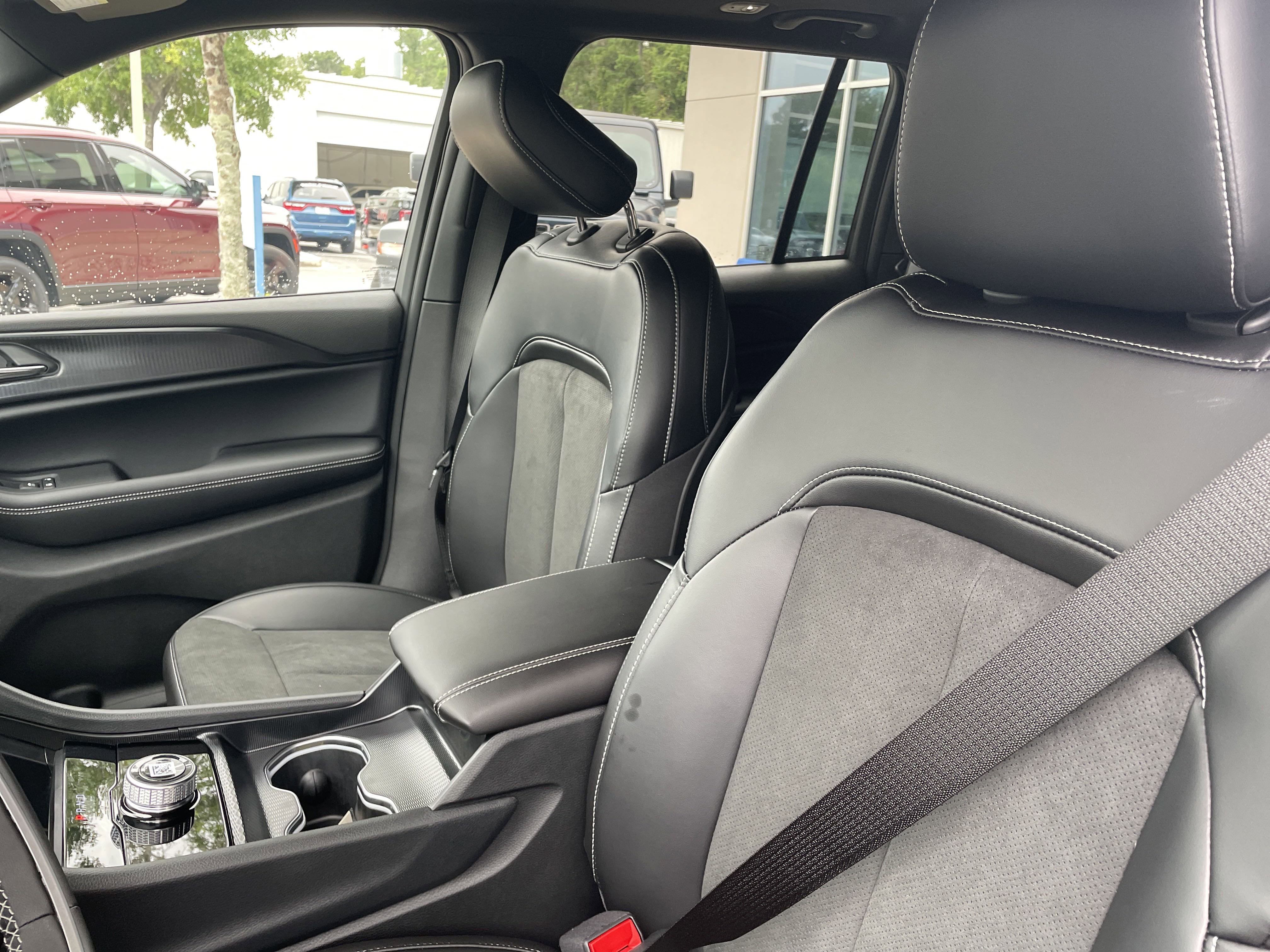 New 2025 Jeep Grand Cherokee Altitude image 13