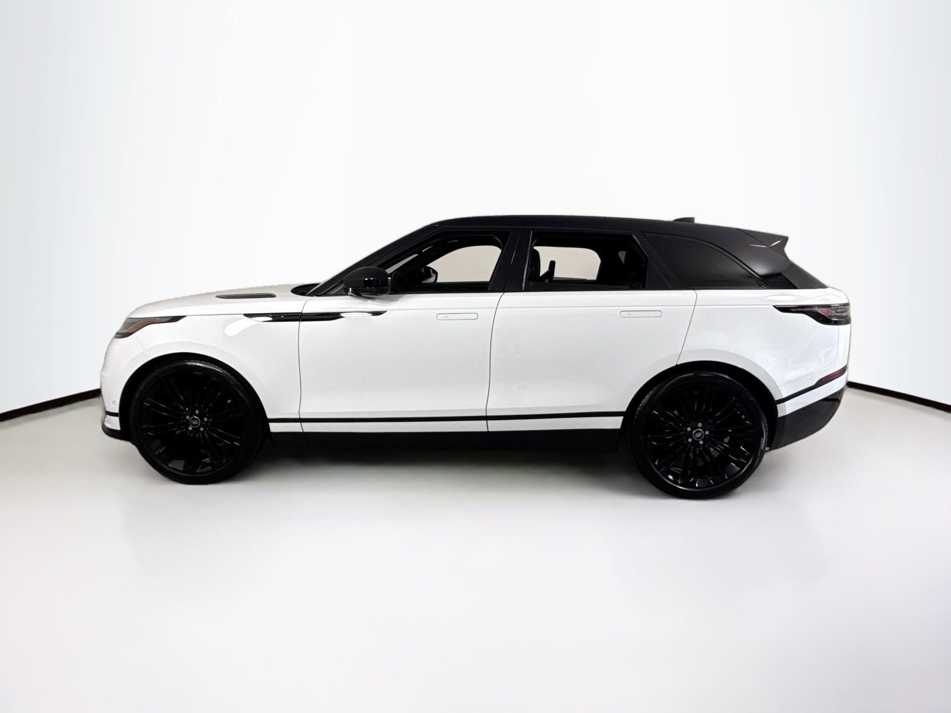 Used 2026 Land Rover Range Rover Velar Dynamic SE image 4