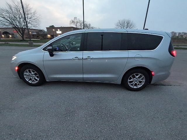 Used 2024 Chrysler Pacifica Touring-L image 8