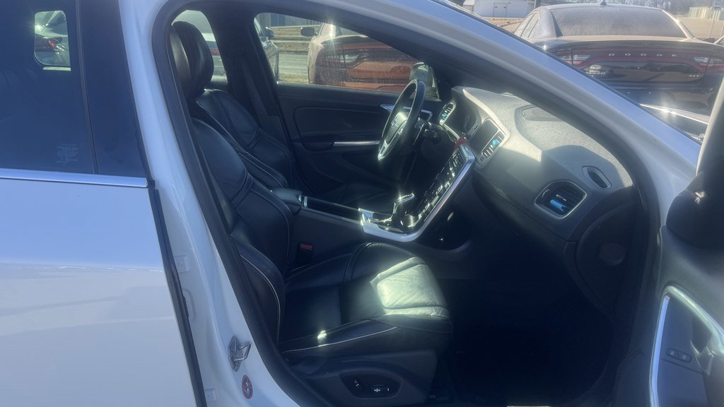 Used 2017 Volvo V60 T6 R-Design Platinum w/ Climate Package image 25