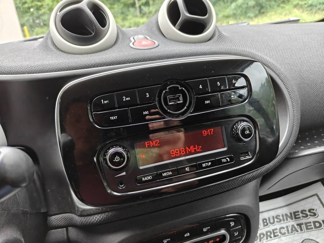 Used 2017 smart fortwo pure RWD image 13