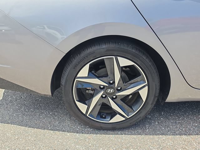 Used 2023 Hyundai Elantra Limited FWD image 5