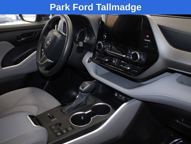 Used 2025 Toyota Highlander LE image 24