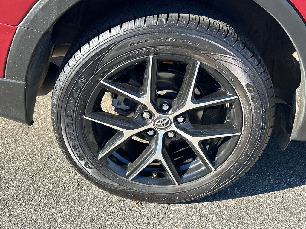 Used 2018 Toyota RAV4 SE image 28