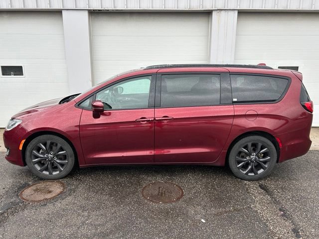 Certified 2019 Chrysler Pacifica Limited w/ S Appearance Package FWD image 3