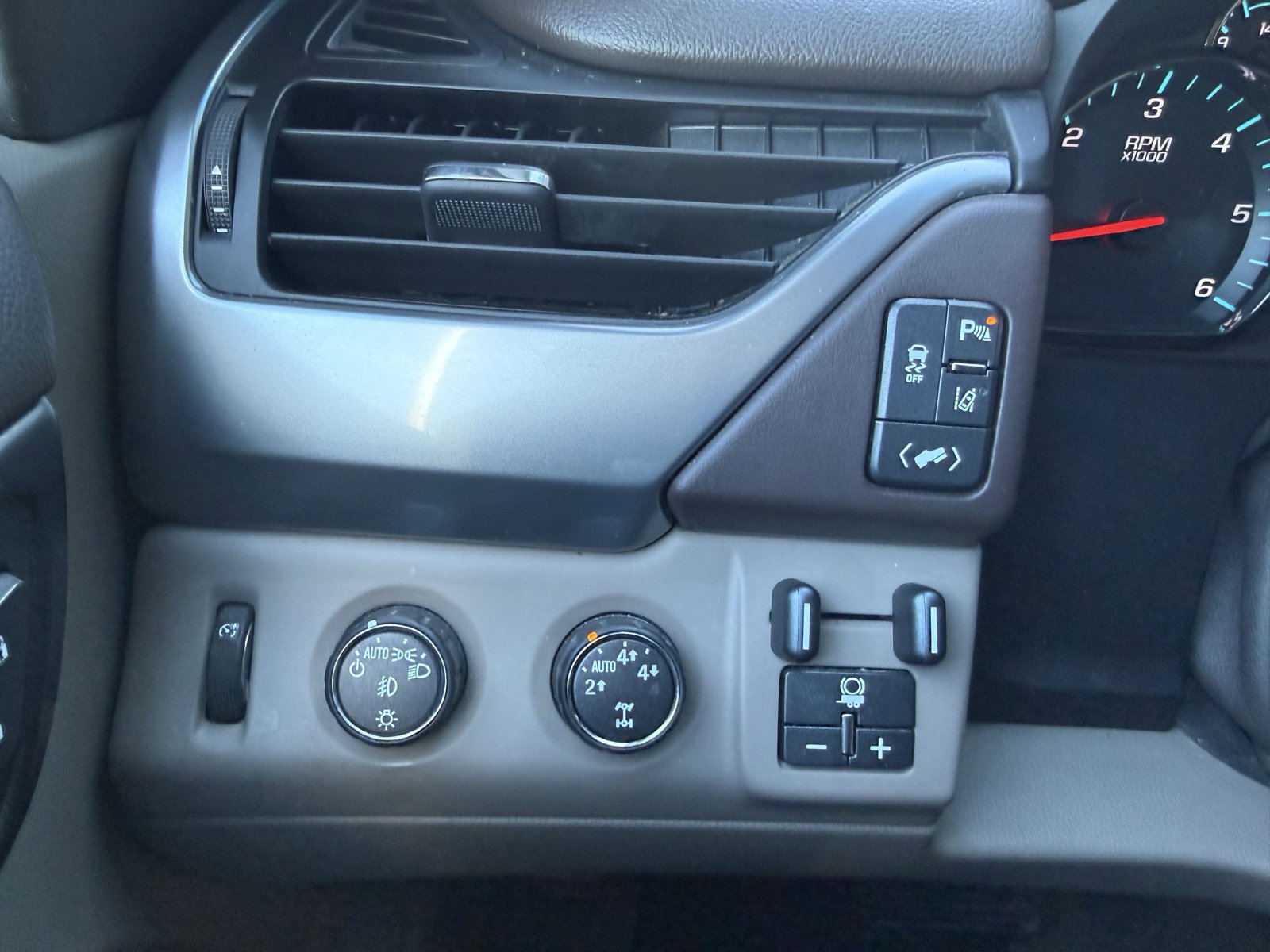 Used 2015 Chevrolet Suburban LTZ image 39