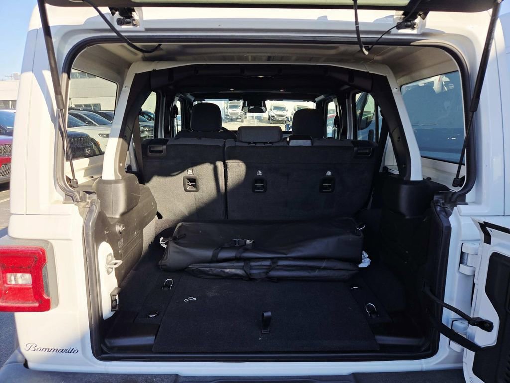 Used 2025 Jeep Wrangler Unlimited Sahara image 14