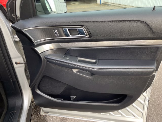 Used 2018 Ford Explorer XLT w/ Equipment Group 202A AWD/4WD image 43