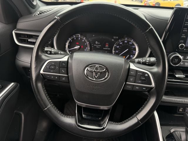 Used 2022 Toyota Highlander XSE FWD image 13