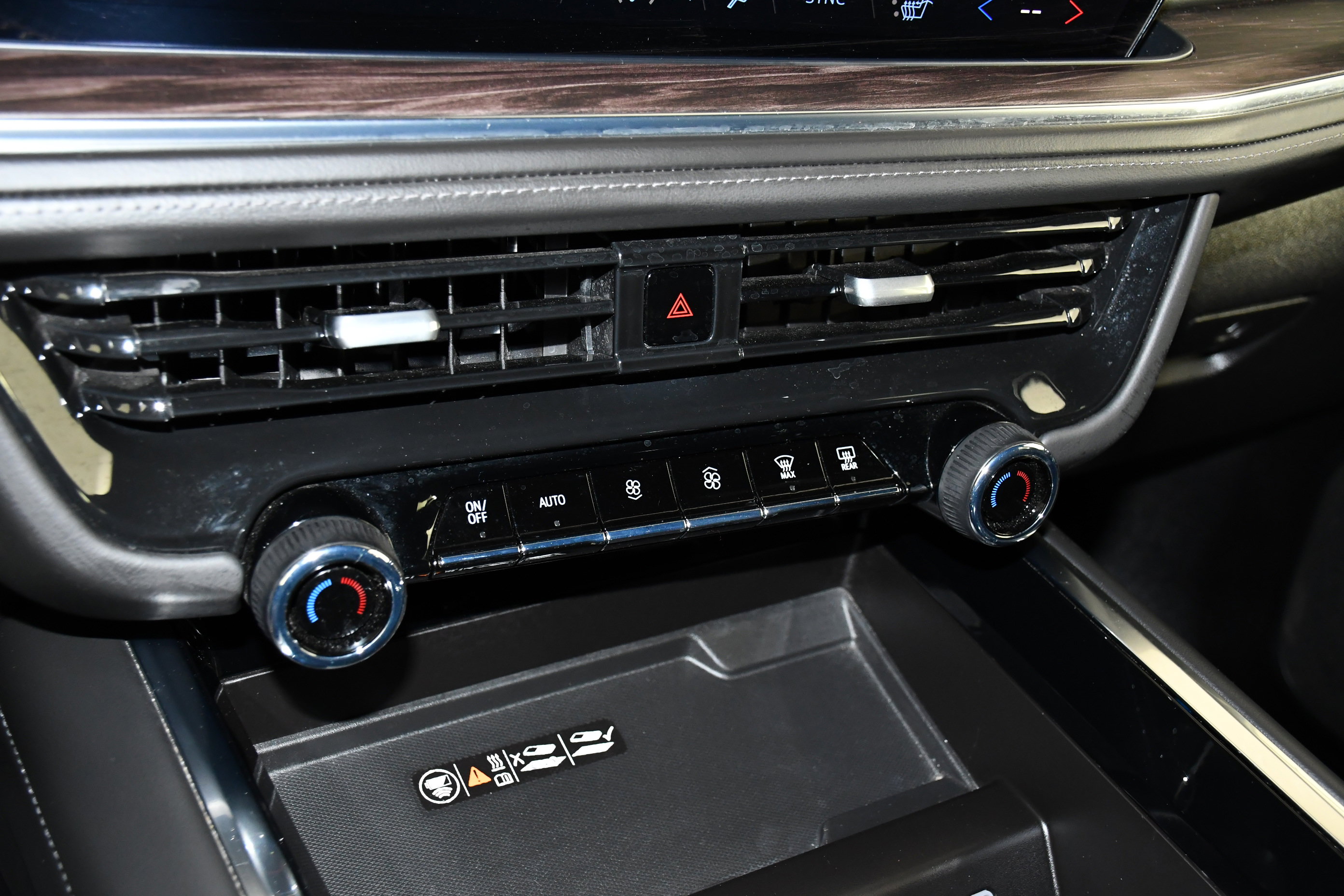 Used 2025 Chevrolet Suburban Z71 image 31