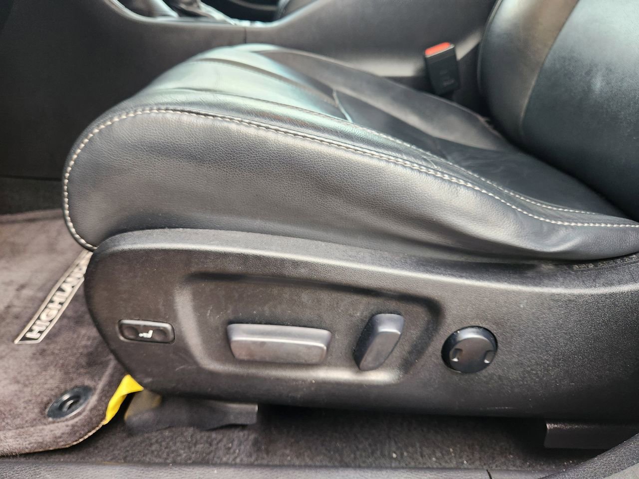 Used 2017 Toyota Highlander SE image 23