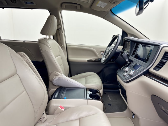 Used 2017 Toyota Sienna XLE Premium FWD image 30