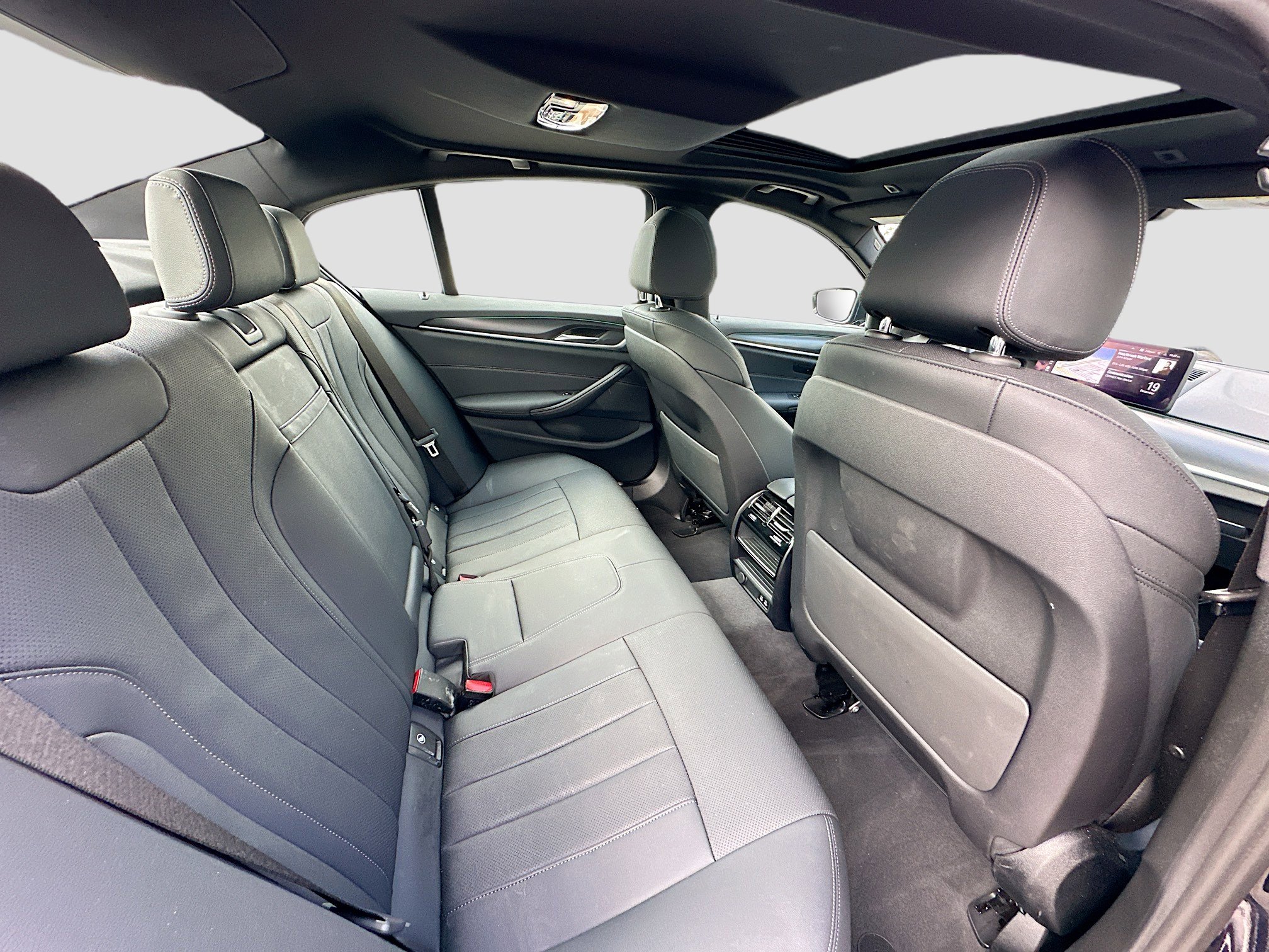 Used 2023 BMW 530e w/ M Sport Package image 32