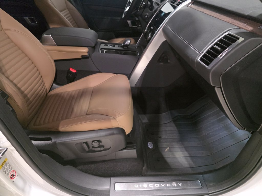 Certified 2025 Land Rover Discovery Dynamic SE AWD/4WD image 15