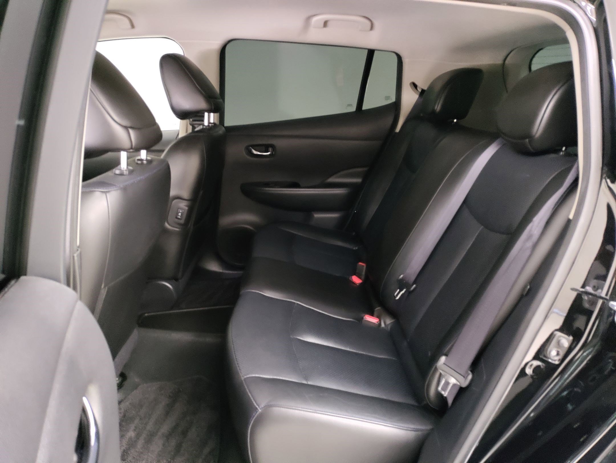 Used 2015 Nissan Leaf SL w/ Premium Package image 31