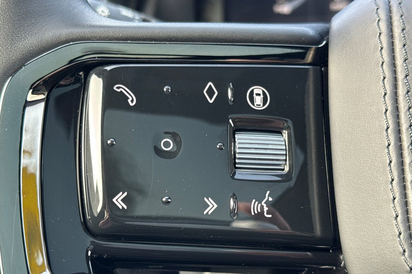 Used 2025 Land Rover Range Rover Velar Dynamic SE image 28