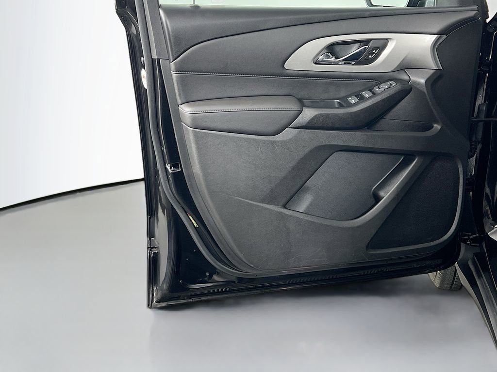 Used 2023 Chevrolet Traverse LT w/ LPO, Floor Liner Package FWD image 17