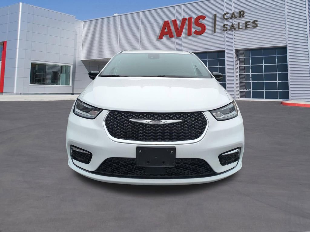 Used 2025 Chrysler Pacifica Select image 2