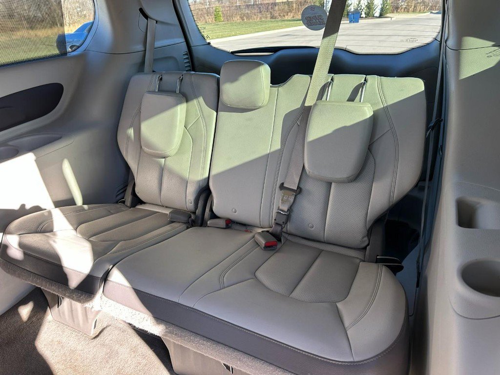 Used 2018 Chrysler Pacifica Touring-L image 10