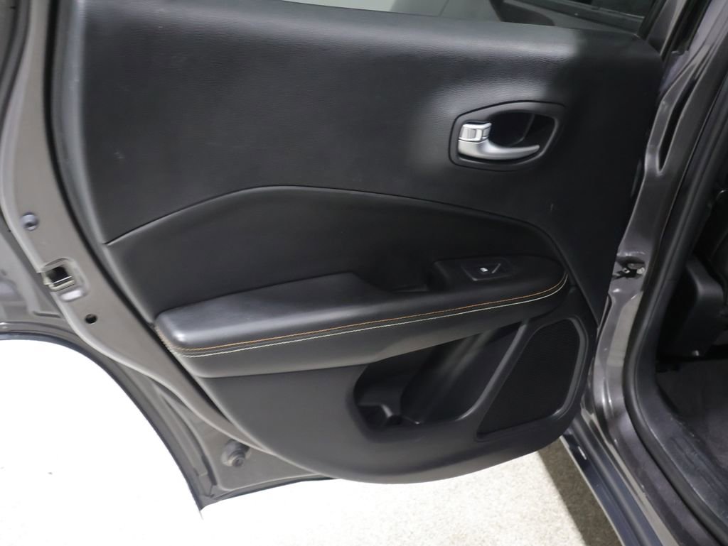 Used 2018 Jeep Compass Latitude w/ Cold Weather Group AWD/4WD image 18